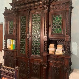 Dwa neogotyckie kredensy