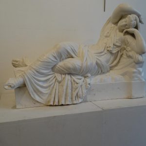 S867 Odpoczywająca młoda kobieta, Rzeźba, XIX w.