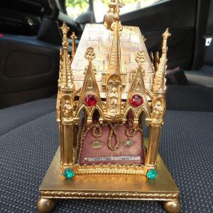 Ks437 Neogotycki relikwiarz z relikwiami