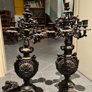 Ks52 Para pozłacanych świeczników w stylu barokowym z końca XIX wieku.