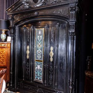 Ks694 XIX wieczna, Hebanowa szafka z rzeźbieniami