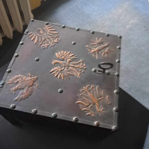 kolekcjonerska szkatułka 28 cm × 28 cm. Wysokość ok. 18 cm.