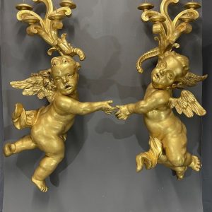 S2642 Para kandelabrów ściennych w kształcie cherubów, XVIII w.