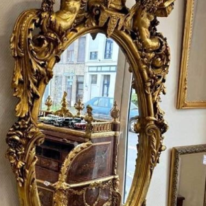 Piękne lustro z nimfami i amorem