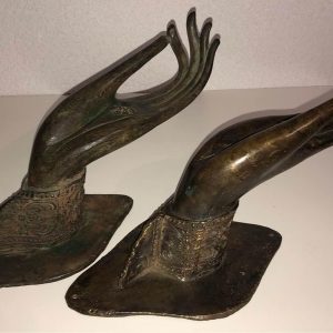 S692 Dłonie Buddy, Rzeźby