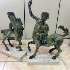 S1276 Para centaurów, Rzeźby