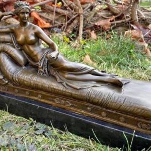 S2868 Naga kobieta leżąca na sofie, Rzeźba