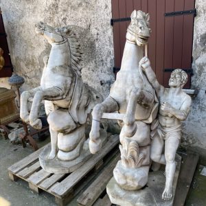 S273 Para koni, Rzeźby, XX w.