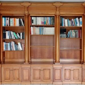 S1557 Ogromna biblioteka