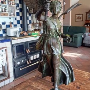 S3883 Skrzydlata Wiktoria, Rzeźba