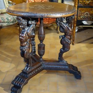 S1105 Okrągły stolik z rzeźbami, XIX w.