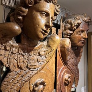 Ks148 Dwa duże elementy drewniane- Rzeźbione, skrzydlate anioły z XVIIw.