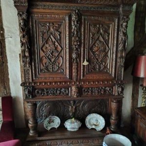 S468 Bogato rzeźbiona szafka