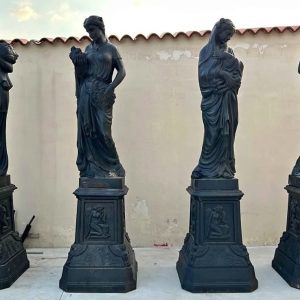 S697 Cztery pory roku, Rzeźby