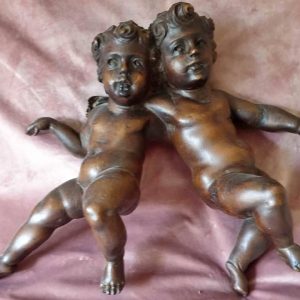 S1353 Para obejmujących się cherubinów, Rzeźba