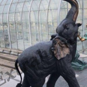 S685 Szczęśliwy słoń, Rzeźba