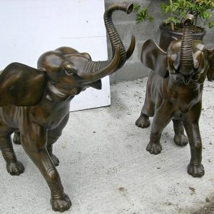 S477 Para słoni, Rzeźby