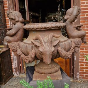 S2063 Wazon z cherubami i głową barana, XIX w.