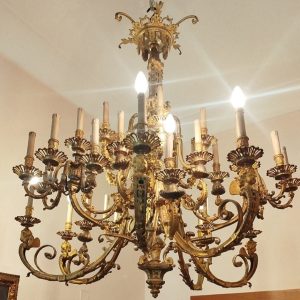 S4084 Duży żyrandol z aniołami, XIX w.