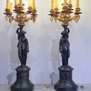 K4 Para brązowych świeczników z westałkami, 100 cm, XIX wiek