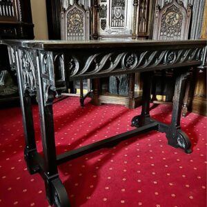 K45 Neogotycki stolik z litego drewna- XIX w.