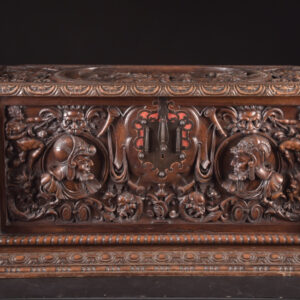 K39 Antyczna rzeźbiona skrzynia z orzechowca, Włochy, XIX wiek, styl neoklasycystyczny