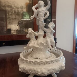 S821 Ozdoba z puttami i fontanną, XIX w.