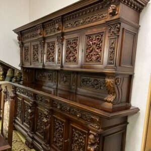 K68 Masywny, rzeźbiony kredens.