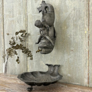 S2873 Fontanna w postaci kupidyna na rybie, XIX w.