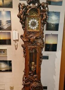 K109 Antyczny zegar wahadłowy w stylu barokowym z orzecha