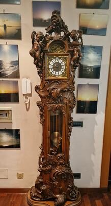 K109 Antyczny zegar wahadłowy w stylu barokowym z orzecha