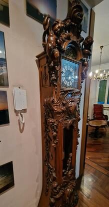 K109 Antyczny zegar wahadłowy w stylu barokowym z orzecha - obrazek 4