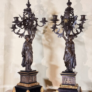 K112 Para świeczników z westalkami – brąz patynowany i brąz pozłacany – XIX wiek