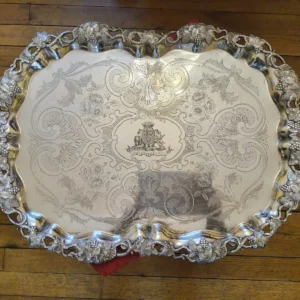 K120 Wielka patera Środek Stołu w metalowym srebrze z herbami hrabiowskimi w stylu Ludwika XV