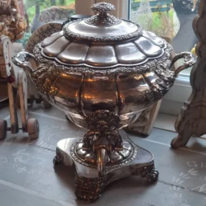 K129 Wyjątkowy samowar metalowy posrebrzany w stylu Ludwika XVI, rokoko, koniec XIX wieku, herb.