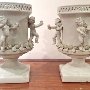 K156 Piękna para wazonów z XVIII wieku.