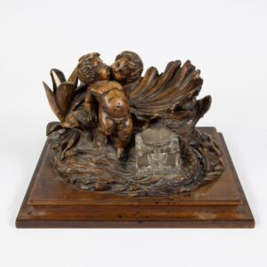 K28 Piękny kałamarz "2 Putti z rybą" w orzechu, XIX wiek.