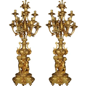 K23 Para (2 szt.) monumentalnych królewskich świeczników, pozłacany brąz, Ludwik XVI