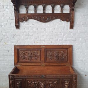 S3358 Renesansowa skrzynia + wieszak, XX w.