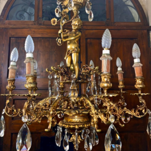 S4528 Żyrandol z cherubinem w stylu Ludwika XV, XIX w.