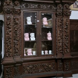 S511 Bogato rzeźbiony kredens z cherubinami