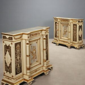 K189 Para lakierowanych i rzeźbionych komód z sosny