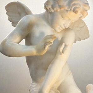 K757 Rzeźba Młodego Cheruba Bawiącego Się z Motylem