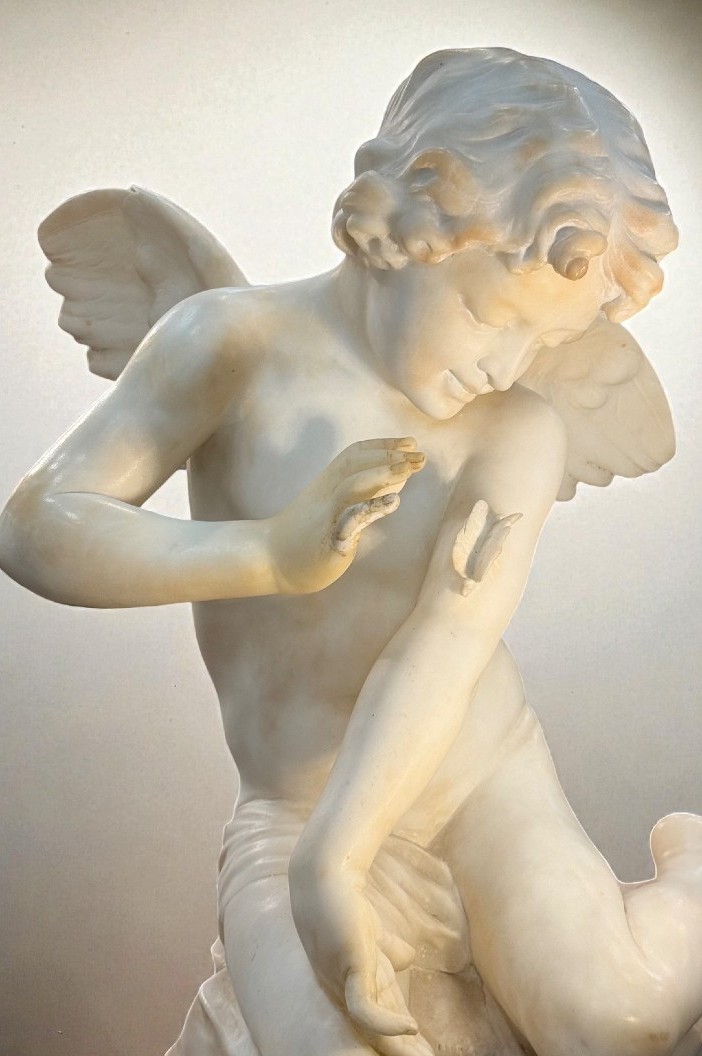 K757 Rzeźba Młodego Cheruba Bawiącego Się z Motylem