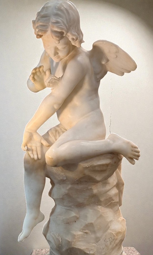 K757 Rzeźba Młodego Cheruba Bawiącego Się z Motylem - obrazek 2