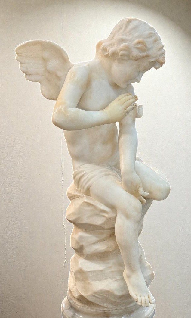 K757 Rzeźba Młodego Cheruba Bawiącego Się z Motylem - obrazek 3