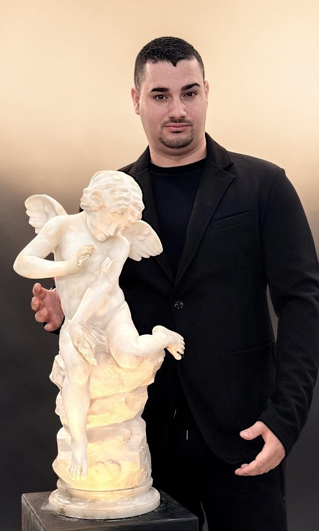 K757 Rzeźba Młodego Cheruba Bawiącego Się z Motylem - obrazek 4