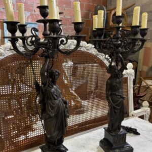 S107 Para kandelabrów na kobietach, XIX w.