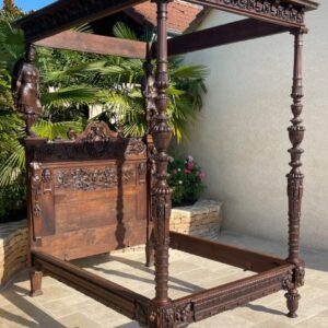 S22 Bogato rzeźbione renesansowe łoże z baldachimem, XIX w.