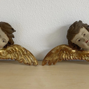 S2780 Para puttów, Rzeźby